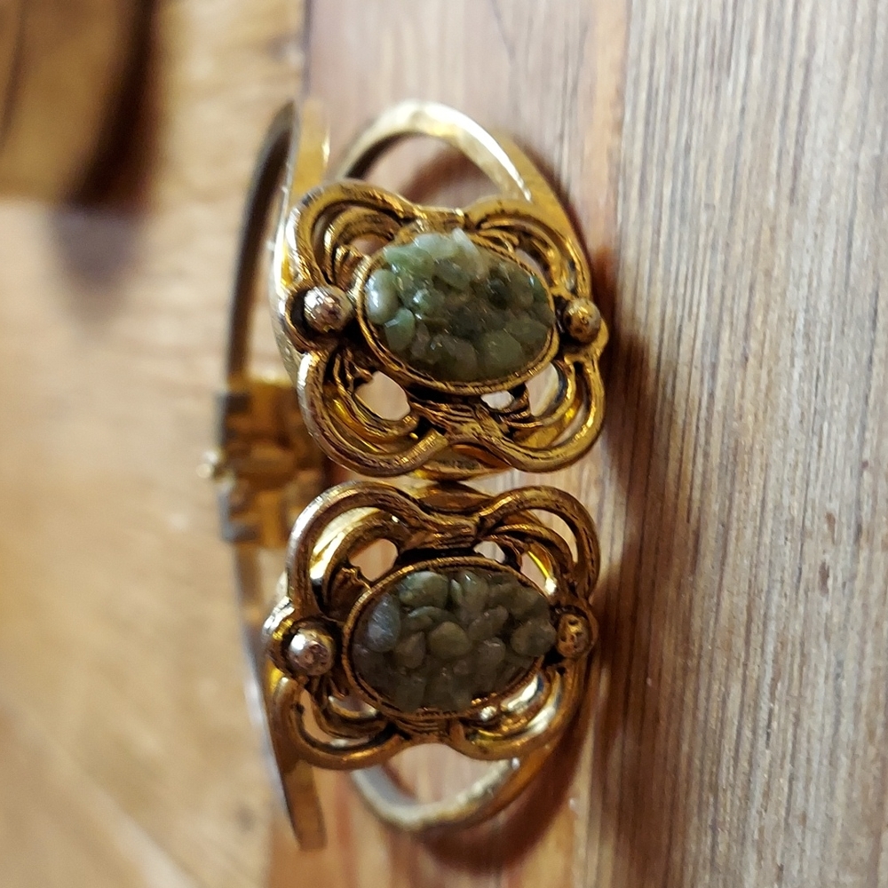🤍 Vintage Mosaic Crushed Jade Gold Clamper Bracelet